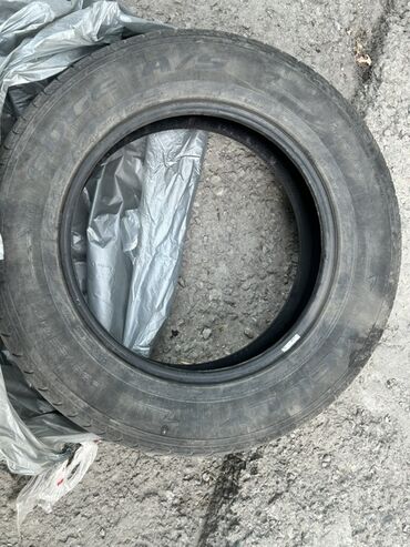 грязовый шины: Автомобильная шина размером 225/65R17 с индексом нагрузки 102H