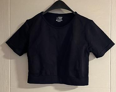 mango odeca: Crna kratka majica (crop top) sa kratkim rukavima - Model: unisex — 1