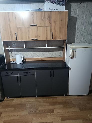 Кухонный гарнитур компактного формата с навесными и напольными
