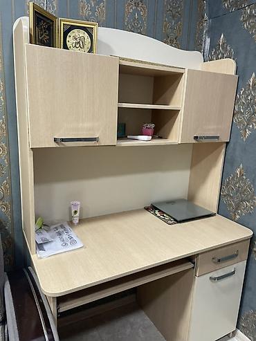 dolap ofis: - İş masası: Açıq ağac tonlarında, üst hissədə iki qapalı şkaf və iki — 1