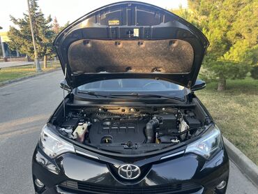 Toyota: Qara rəngli, yığcam dizaynlı Toyota RAV4 krossoveri. Bu avtomobil həm