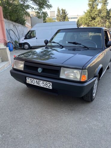Tofaş Doğan markalı bu sedan avtomobil tünd boz rəngdədir və klassik