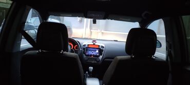 Kia: Kia Cee’d, gümüşü rəngli hetçbek. Xarici: - Orijinal Kia radiator — 8