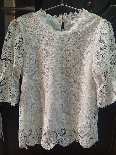 Ağ rəngli krujeva bluz - Material: sıx, naxışlı krujeva üst qat, altı