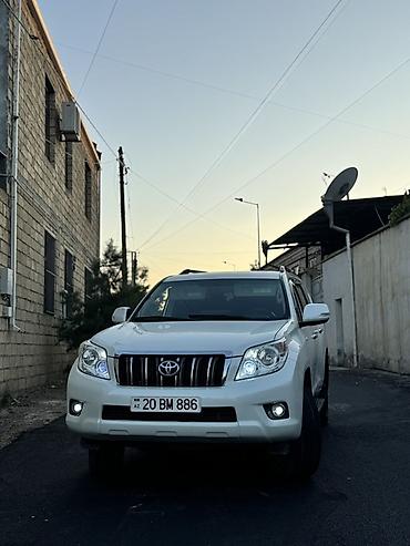 Toyota: Toyota Land Cruiser Prado – ağ rəngli, 5 qapılı SUV. Xüsusiyyətlər: - — 3
