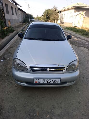 автомобиль фит: Chevrolet Lanos, серебристый седан Особенности и комплектация: -