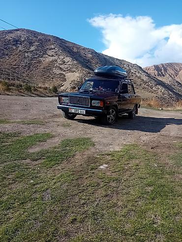 385 55: Автомобиль седан классического типа с доработками для путешествий — 2