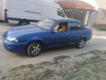 некстя 2: Седан Daewoo Nexia (судя по фото, рестайлинг). Цвет – ярко‑синий, 4