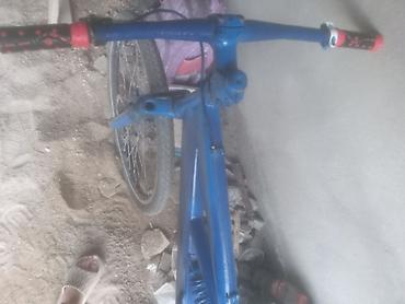 26 velosipedler: Mavi rəngli dağ velosipedi – tam asqılı (ön amortizator və arxa yaylı — 3