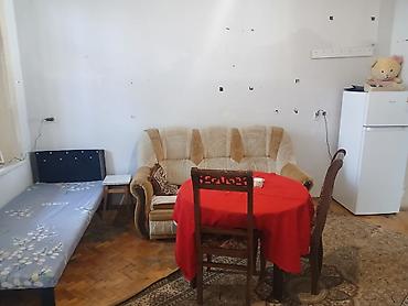 28 May metrosuna piyada 10 dəqiqəliq yoldur. Oğlan otaq yoldaşı