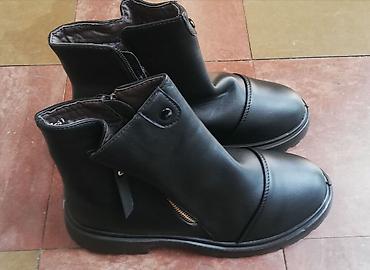 Gležnjače: Čizme ženske br. 41 – NOVO! - Model: kratke zimske čizme, crne boje - — 1