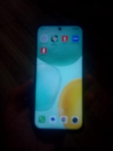 Smartfon – ağ rəngdə korpus, arxa hissədə dörd kameralı modul dizaynı lalafo.az -da Smartfon – ağ rəngdə korpus, arxa hissədə dörd kameralı modul dizaynı