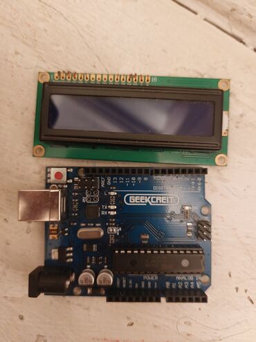 Kassa avadanlığı: Arduino Uno və ekran modulu bir yerdə. 2 dəfə sistemə qoşulub, tam