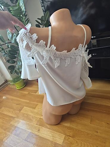 Bluze: Bela ženska bluza/top na tanke bretele sa romantičnom čipkom. - — 3