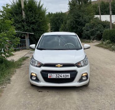 победа машина: Белый хэтчбек Chevrolet с 5-дверным кузовом, выполненный в современном