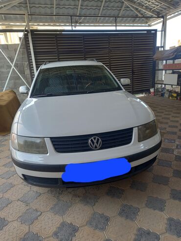 кофр на крышу автомобиля: Белый универсал Volkswagen Passat с рейлингами на крыше и