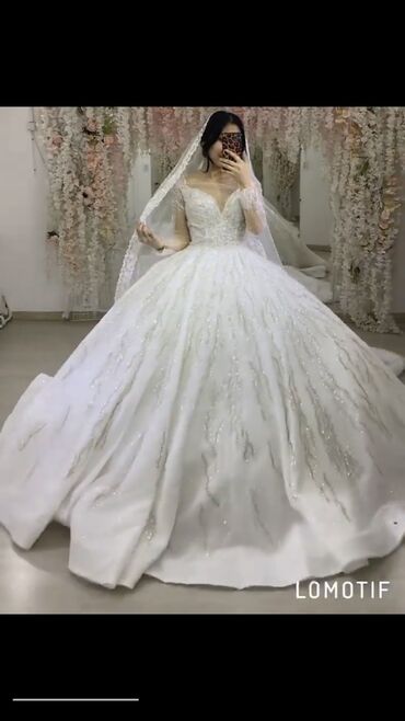 белое платья: Продаётся Шикарное Свадебное платье со шлейфом,б/ у (состояние