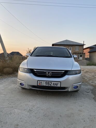 хонда елемент: Серебристый минивэн Honda Odyssey с характерной заниженной посадкой и
