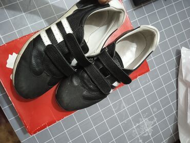 шлёпки adidas: Кроссовки и спортивная обувь