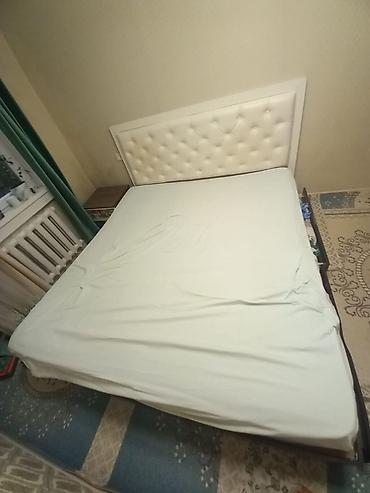 двух яросный крават: Двуспальная кровать с высоким мягким изголовьем. - Изголовье: белое — 1