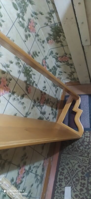полка для детей: Две навесные полки из светлого дерева. Подходят для хранения книг