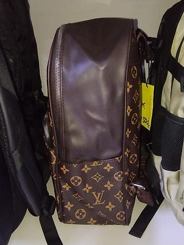 чемодан lv: Рюкзак в коричневой гамме с монограммным принтом LV по всему корпусу — 2
