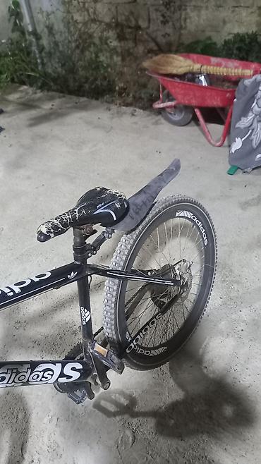 İdman velosipedləri: Velosiped – dağ tipli, 26" təkərli Xüsusiyyətlər: - Çərçivə — 7