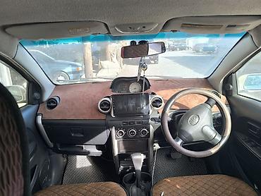 посадка машины: Toyota Ist: 2004 г., 1.3 л, Автомат, Бензин, Хэтчбэк — 1