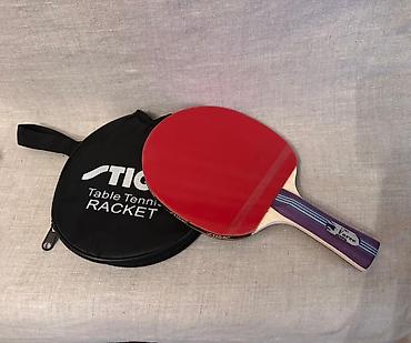 Raketkalar: Stiga brendinin qırmızı rəngdə masaüstü tennis raketi. Raketin tək — 2