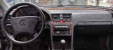 w202 baqaj: Mercedes-Benz C‑Class sedan (W202), tünd mavi rəng. - Kuzov: 4 qapılı — 5