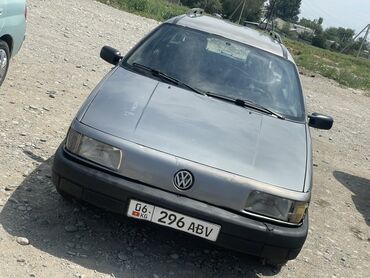 жук ташуучу унаалар: Универсал Volkswagen Passat B3 серого цвета с прямоугольными фарами и