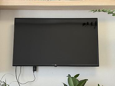 телевизоры: Телевизор LG, диагональ примерно 43–50". Тонкие рамки, настенное — 3