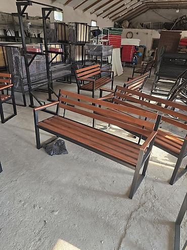 Скамейки, лавочки: Metall karkaslı taxta skamya - Dizayn: Düz xətlərə malik, qoltuqlu — 3