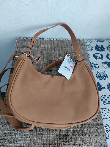 kipling monkey: Сумка Sinsay, модель в стиле baguette, цвет теплый беж/карамель. - — 1