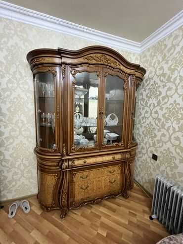 Диваны: Bu klassik vitrin şkafı və künc vitrin şkafı dəsti qəhvəyi rəngdə