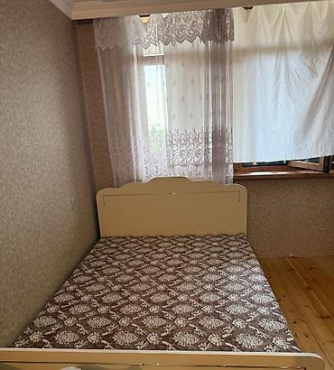 çarpayl: Ağ rəngdə taxta çarpayı – lakonik dizayn, yumru uclu başlıq və — 1