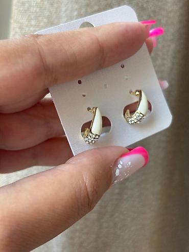 Aksesuarlar: Sırğalar tək qiymət -3,50azn Təsvir: - Rənglər: rose gold,qızıl,gümüş — 3
