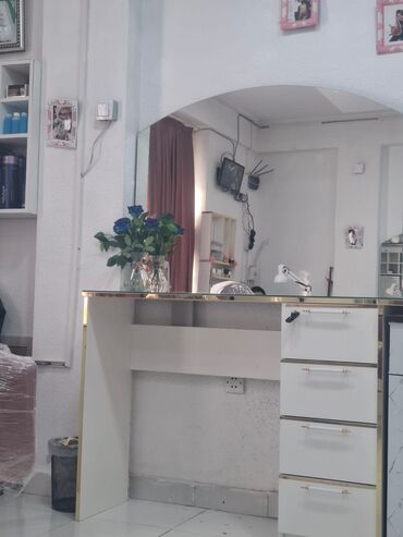 Salon masaları: Guzgulu şkaf 120 azn. Unvan Masazir.
k5474~SD