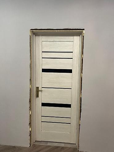 ağ qapı: Ağ açıq palıd rəng çalarlı daxili qapı - Material: MDF/laminat — 2