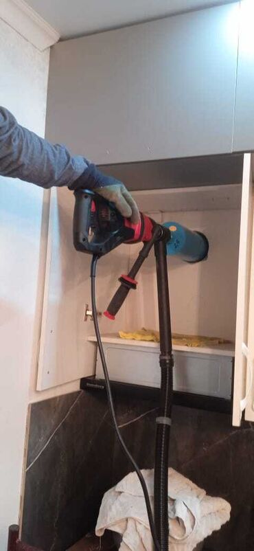 Сверла: Бурильная установка красного цвета с алмазной коронкой. Предназначена — 6