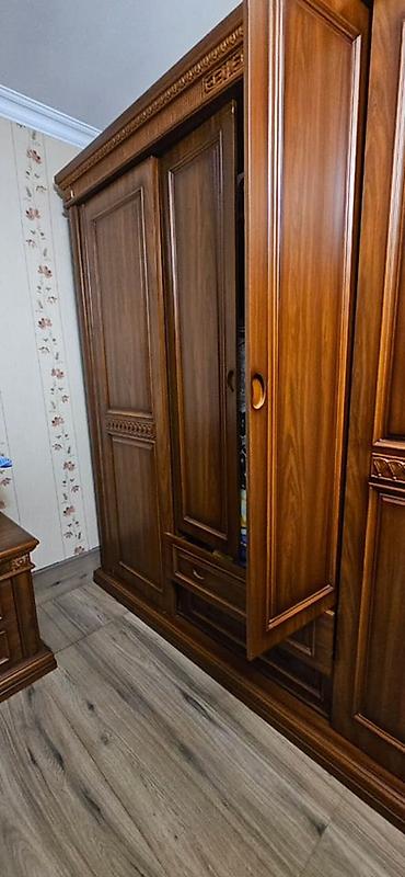 qoz murebbesi: Klassik üslubda iri həcmli qarderob şkaf - Material: taxta teksturalı — 3