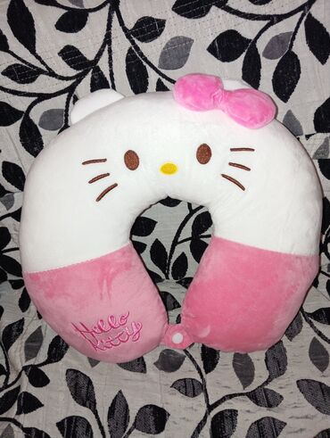 Manejlər: Hello Kitty boyun yastığı - U‑şəkilli dizayn: səyahət, maşın, təyyarə