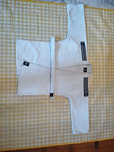 заказать футбольные перчатки: Белое кимоно для боевых искусств от Adidas. Комплект включает куртку