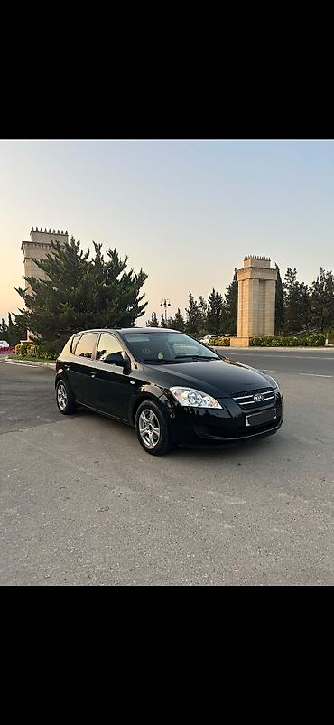 kia ceed 2010 universal: Kia Ceed hetçbek kuzalı avtomobil. Qara rəngdədir və 5 qapılı kuzova — 4