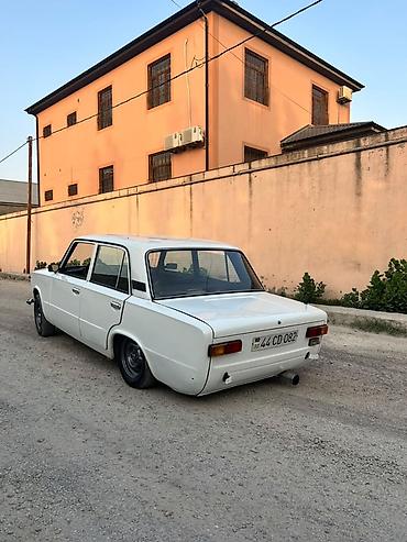 yeni vaz 21011: VAZ 2101, ağ rəng, sedan kuzov. Xüsusiyyətlər: - Klassik dizayn, 4 — 7