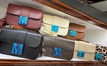 jaragar watch: Ženska crossbody torba sa metalnim slovom “M”zlatne boje. -Kompaktna — 3