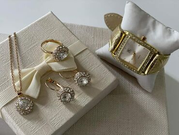 Setovi nakita: Komplet nakita sa kutijom
Cena 2000din — 2
