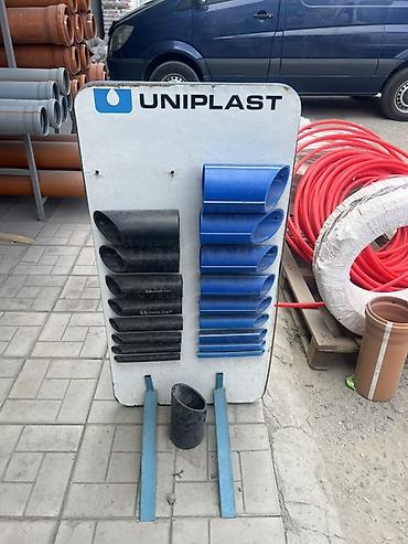 Стенд-демонстратор UNIPLAST с образцами трубных фитингов и гильз. -