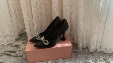 джорданы бишкек оригинал: Туфли, 38, Колдонулган, түсү - Кара, Акылуу жеткирүү
