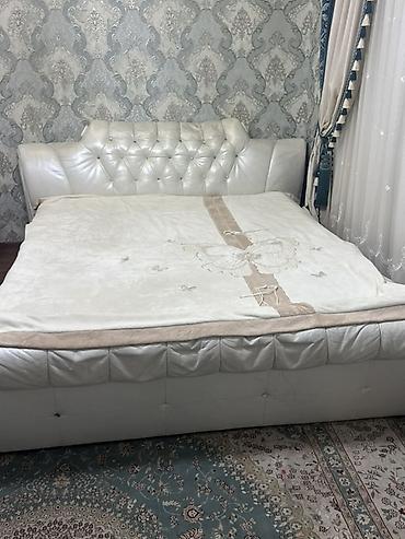 на приданное: Двуспальная кровать с высоким мягким изголовьем - Размер: двуспальный — 1